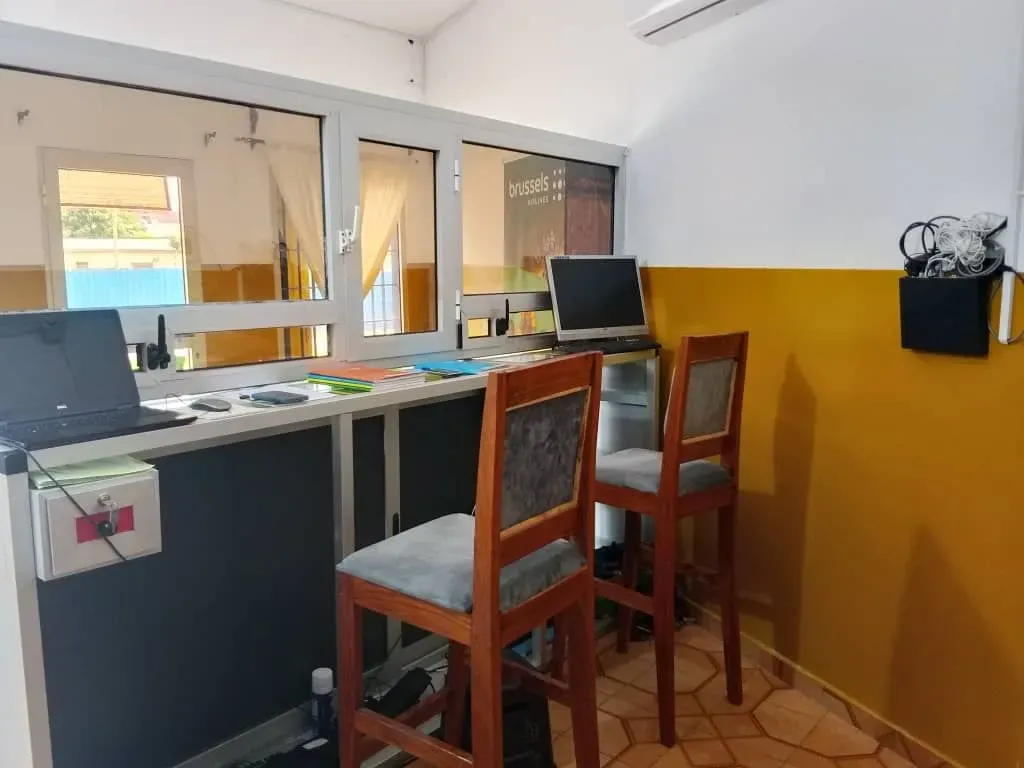 L'intérieur du bureau, le poste de travail devant les fenêtres